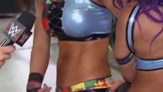 WWE - Bayley heeft geweldige buikspieren en Sasha Banks heeft een geweldige kont