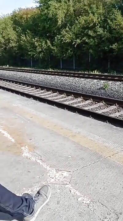 Masturbira na železničkoj stanici