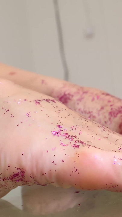 Sexy ucraniana brillante con pies en primer plano