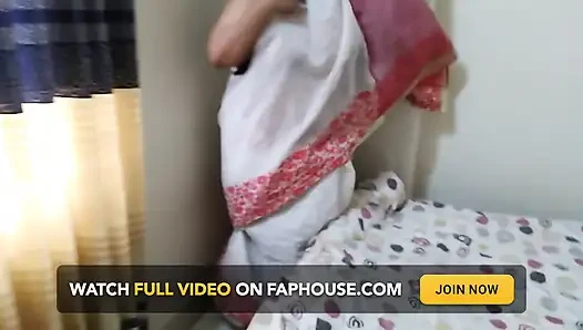 Ngentot ibu tiriku yang hot - aku merobek kain sree ibu tiriku dan ngentot liar