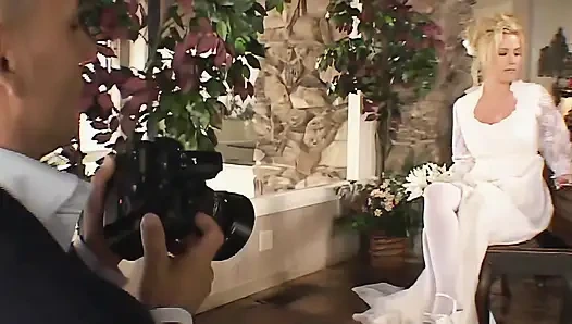 Фотосессия свадебной невесты заканчивается диким трахом