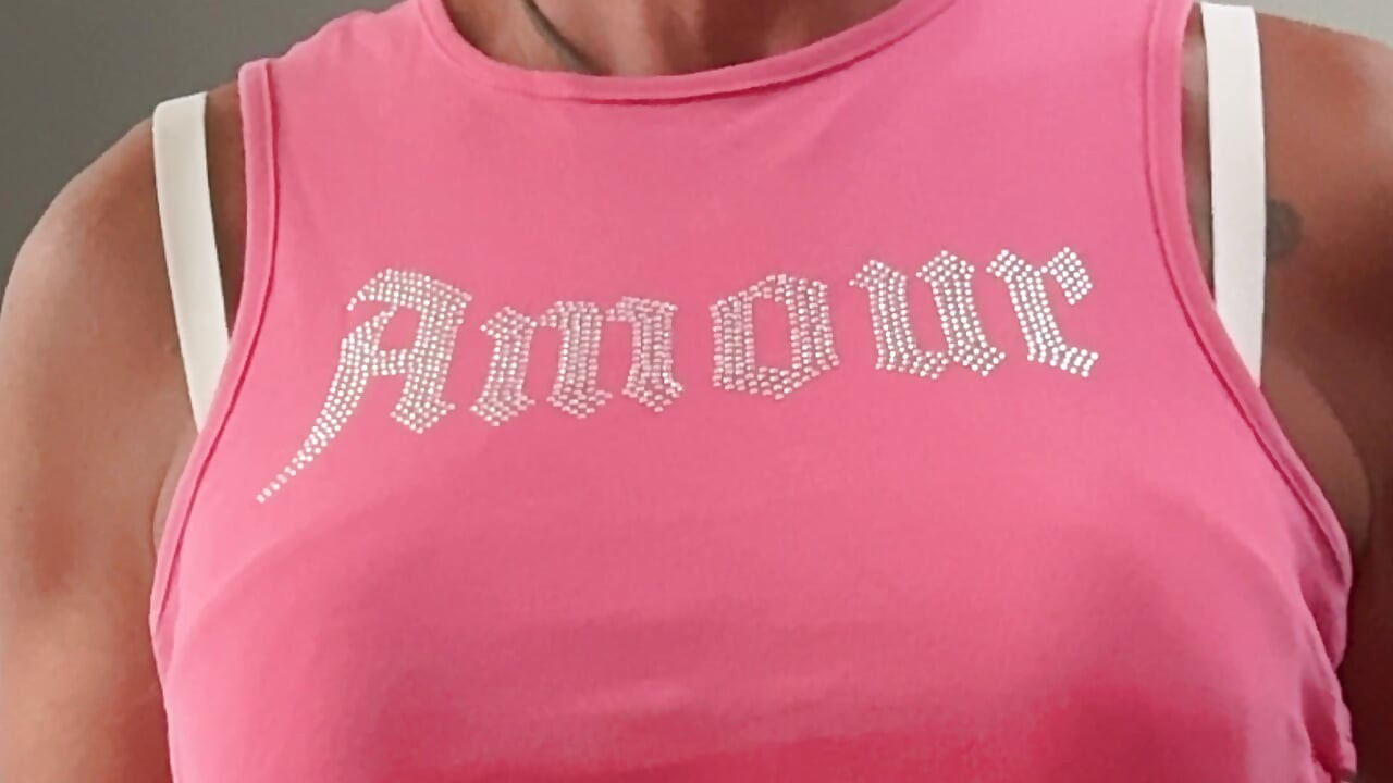 Bonita maricas revela sua bunda fofa para você