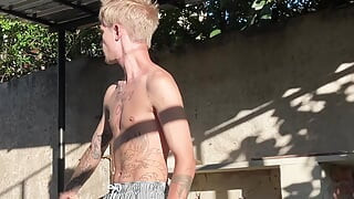 Knullade en söt kille trädgårdsmästare, deep throat avsugning och knullade en tight twink ass och kom
