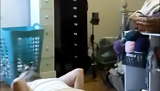 Дрочи к горячей милфе-толстушке, занимаясь обнаженной йогой!