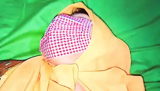 21 yaşında bir hicablı genç kızla seks yapıyor ve anal seks öğreniyor, kıçına çığlık atıyor