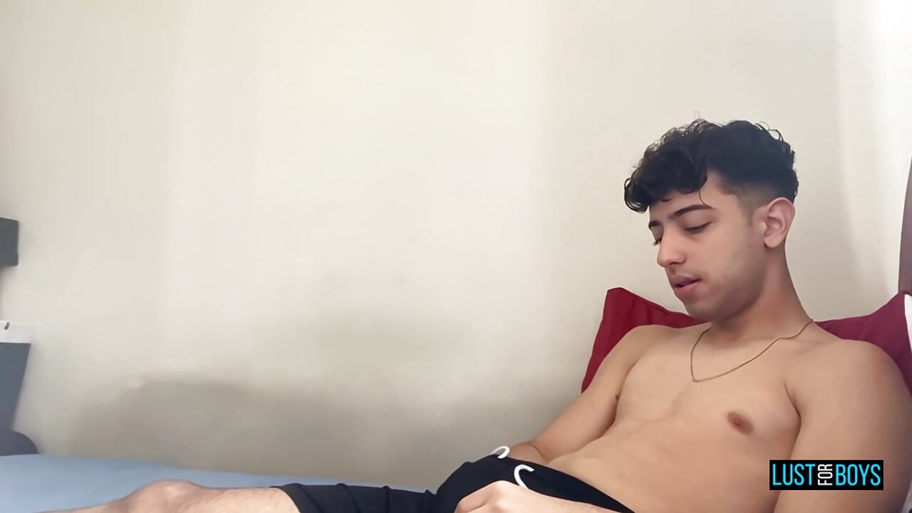 LustForBoys henry Lynes streichelt seinen dicken unbeschnittenen schwanz und fingert sein enges loch