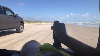 Masturbándose en la playa en tanga mientras pasan los vehículos