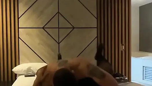 Die unterwürfige Ehefrau hat spritzende Orgasmen, die überall auf dem Bett nassen
