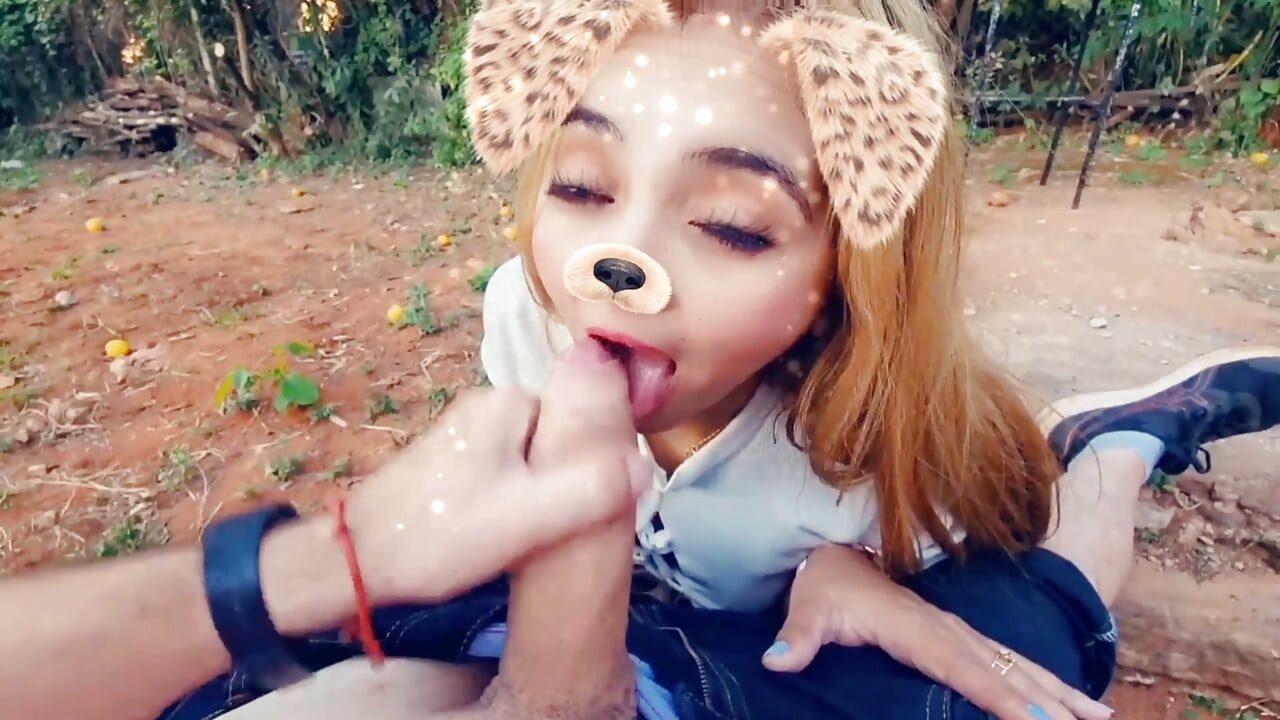 sunahre baalon vaali laitina land choos rahi hai