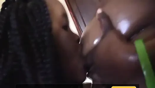 Rekaman seks lesbian super semok afrika lagi asik jilat memek!