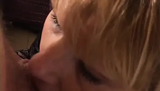 Seksi orta yaşlı seksi kadın erkeğinin yarağını emiyor