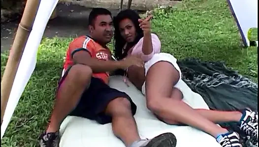İki azgın adam ormanda sulu latin hatun Sara Scott ile kum büyü yapıyor
