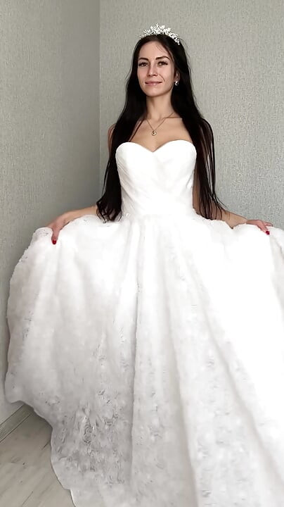 เจ้าสาวหยอกล้อสิ่งที่อยู่ใต้ชุดเดรส