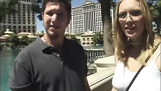 Blondes schätzchen fingert im dampfigen hotelfick bis zum orgasmus