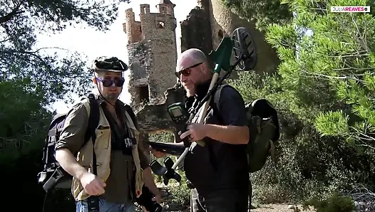 Çift terk edilmiş bir avluda sikişiyor