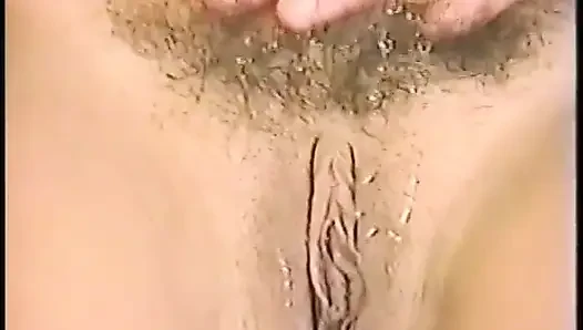 Olgun sarışın dildo kıllı amcığını sikiyor ve sonra beyaz yarağı emiyor
