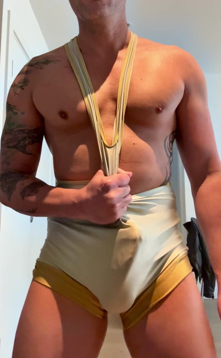 Tipul musculos de la sală se joacă cu pula lui mare în tricoul de wrestling