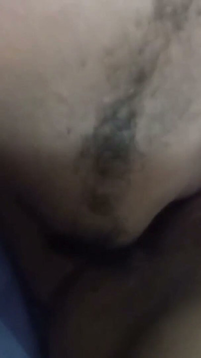 我的继兄弟在听到我和男友的热辣视频通话后，把鸡巴插进菊花里 | 短片 1