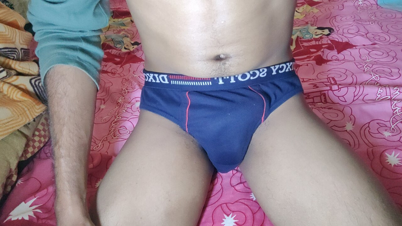 Handjob batang comel dengan air mani
