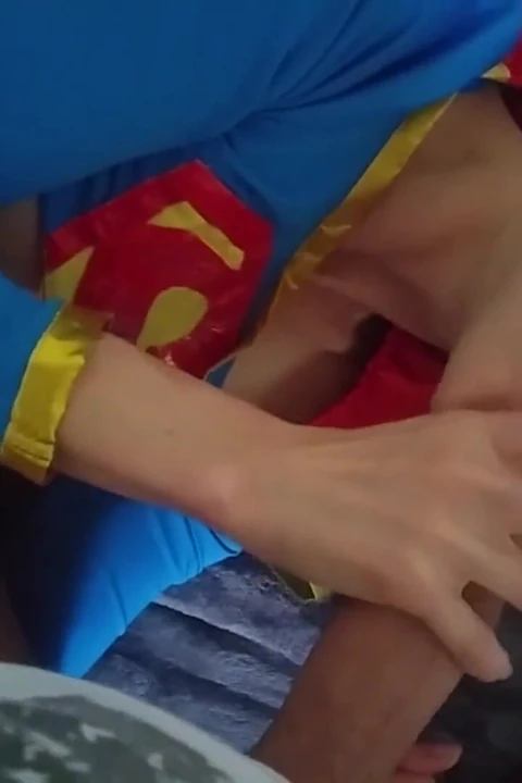 小奶子女超人吉娜·格尔森必须拯救穆格尔