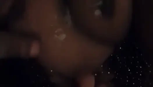 Момент, когда она просит все молоко у своей подруги-лизательницы