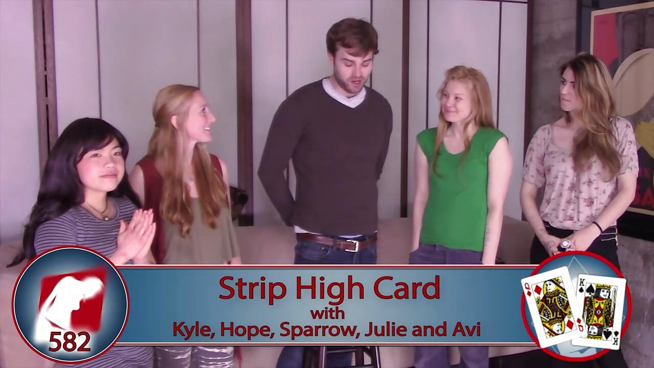 Die Strip-High-Card-Spieler sind alle lächelnd, die mehr haut enthüllen