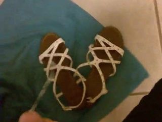 Spermashot på brudens sandaler