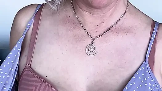 Üvey anne seni izlerken yakalıyor ve boşaltıyor - orta yaşlı seksi kadın 31 talimatı