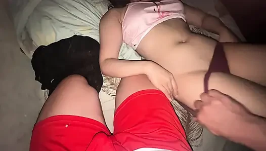 Adik tiri pinay pengen berbagi ranjang sama saudara tirinya sendiri