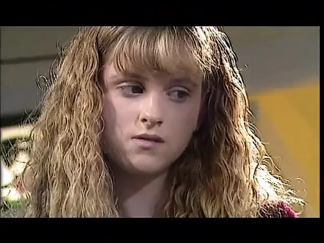 青少年金发三人行钻孔
