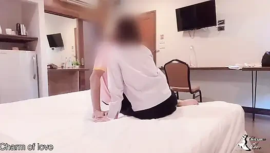 Eine schöne frau und ein junger mann in einem hotel in Thailand.