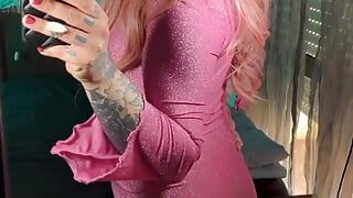 La trans Emma Ink éjacule sur sa grosse bite sexy