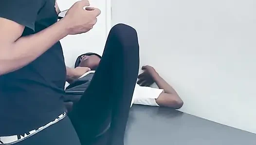 Bu küçük zenci kadın bu büyük yarağı almayı seviyor