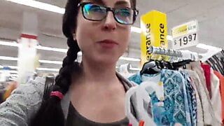 Garota nerd mijando em roupas de loja de departamentos