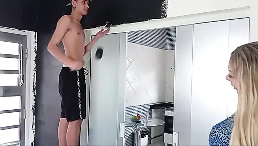 Saya sedang mengecat rumah MILF dan dia menyeret saya ke kamarnya.