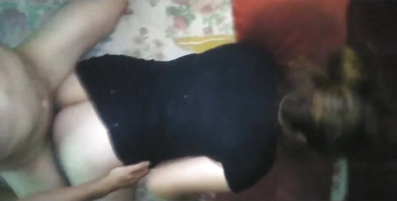 핸드폰으로 녹음하는 동안 나는 그녀의 검은 드레스를 들고 그녀를 옆에서 데려갔다.