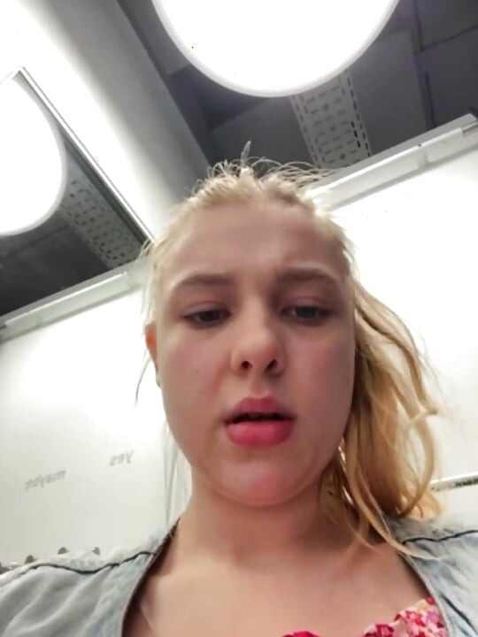 Public orgasm with jucielussie in the fitting room