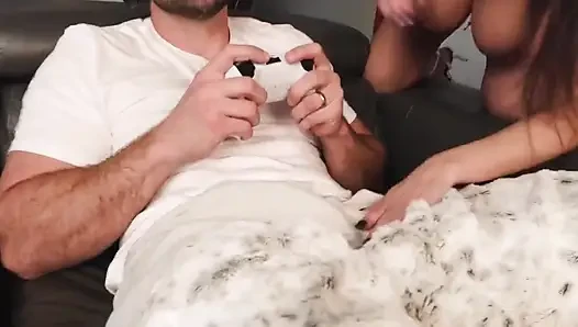 Was würden sie sich auswählen? Reya Sunshine oder die PS5?