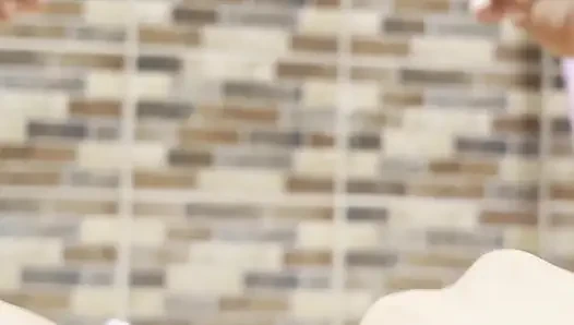 Wanita ini menunggu semua orang keluar rumah supaya dia bisa pergi ke teras rumah dan masturbasi memek merah mudanya sepuasnya.