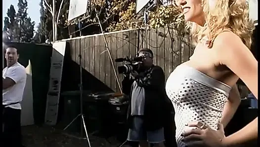 Heiße pornostars in aktion während der filme in innenräumen