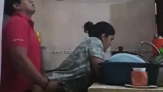 На кухне с моей работницей трахается
