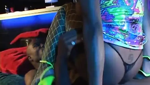 Model ebony yang menakjubkan dengan rambut kuning mendapat kontol di dalam lubangnya selama pesta