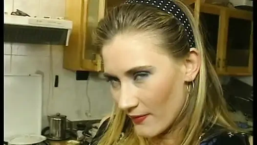 Волосатую милфу с маленькими сиськами дрючили и кончили на лицо