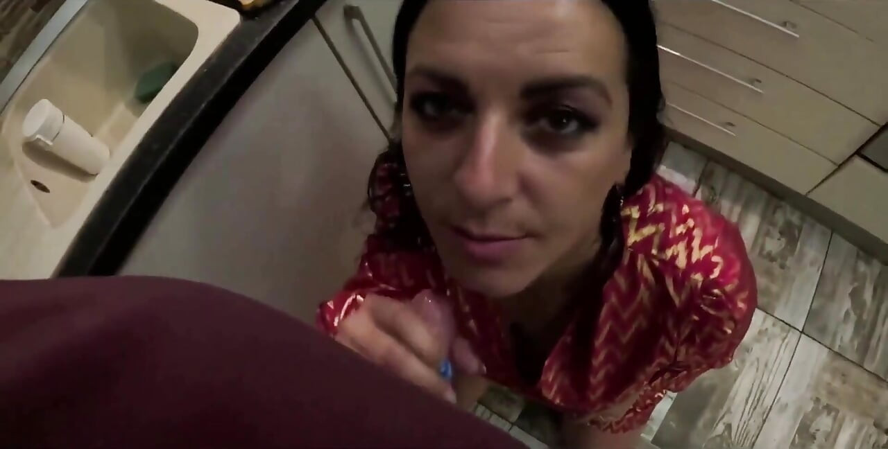 Uso a mi vecina virgen mientras cocina humillación, control y juego de leche en la cocina