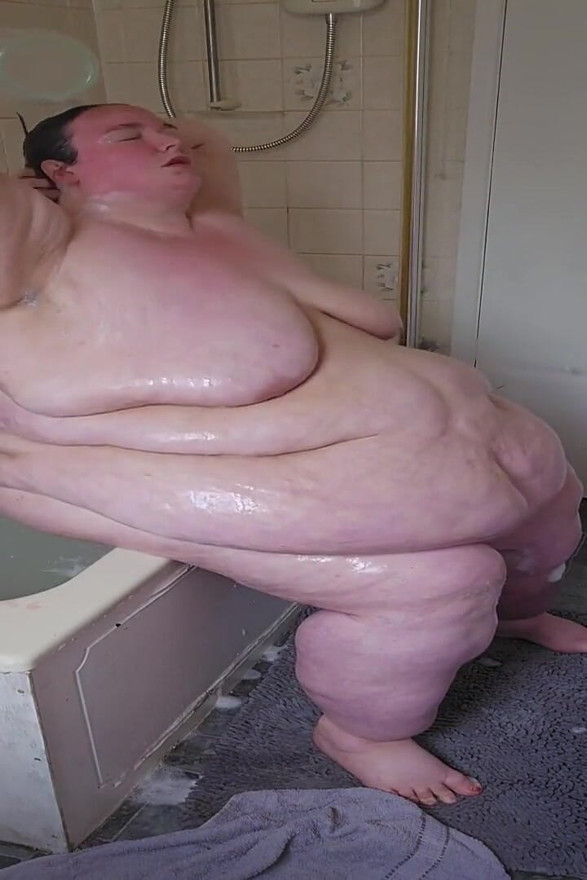 SSBBW kann nicht baden teil 2 im badezimmer