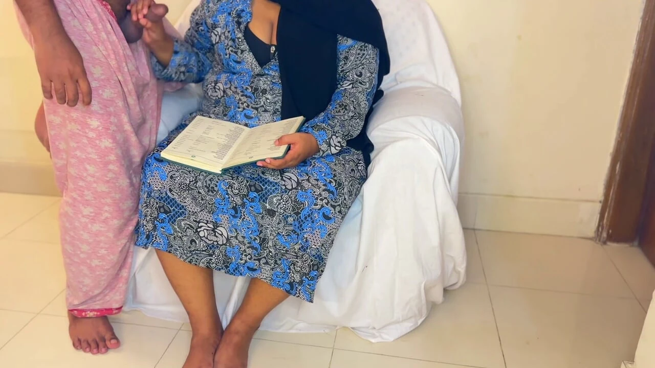 Arebiyan bari gand seksi khoobsoorat vishalkay mahila tyootar aur chhatr chudaee kar rahe hain jab mata-pita ghar par nahin hain