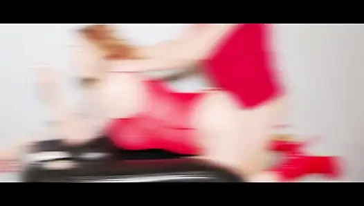 İri göğüslü bir kadın sigara içerken emiyor ve sert sikiliyor. Sonunda amına boşalıyor.