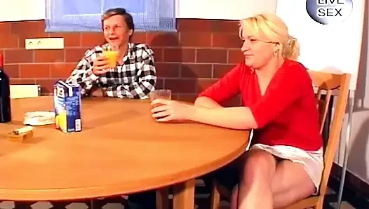 Reife blondine gefingert über die schüssel bis zur squirting-explosion