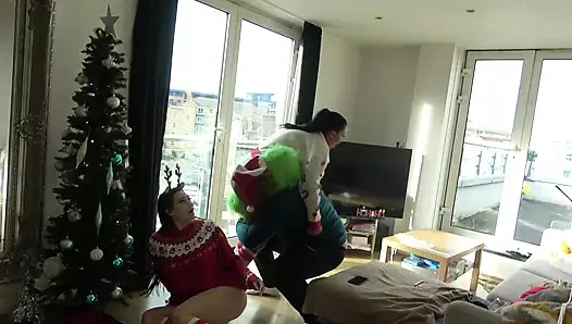 Jamie и Mila's Merry Mayhem: Grinch Ruins Рождество, оставляя их связанные по рукам и Cleave с кляпом во рту в отчаянии! (4K)