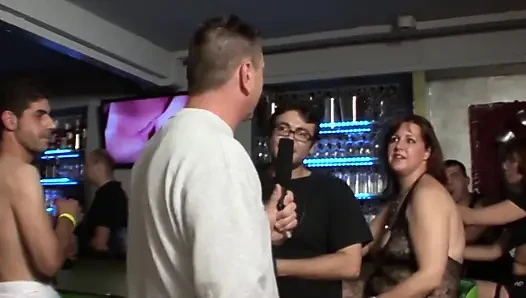 Zwei reife bBW-schlampen mit dicken möpsen und bodystocking bekommen einen heißen gangbang
